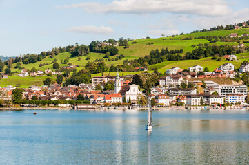Fototapeta premium Küssnacht am Rigi, Kirche, See, Seeufer, Vierwaldstättersee, Küssnachtersee, Wanderweg, Segelschiff, Schifffahrt, Uferweg, Rigi, Sommer, Herbst, Zentralschweiz, Schweiz