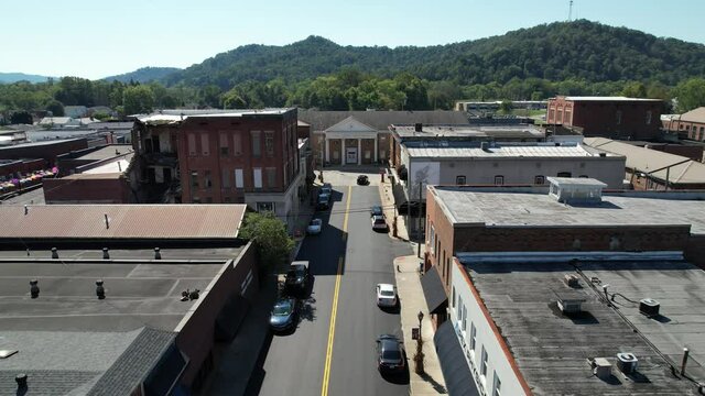 barbourville kentucky aerial flying toward the knox county courthouse