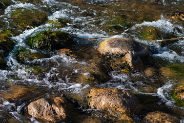 Agua fluyendo por las rocas.
