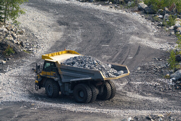 Obraz premium Dump truck in limestone mining, heavy machinery. Mining in the quarry.