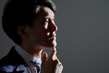 考えるビジネスマン　シルエット