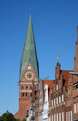 Fototapeta na wymiar Altstadt und Nikolaikirche in Lüneburg