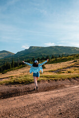 Fototapeta premium woman enjoying sunset above the mountains