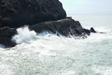 「判官舟かくし」は角田岬灯台下の崖や岩場の名所旧跡（新潟市西蒲区）
