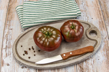 tomates noires et rouges sur une table