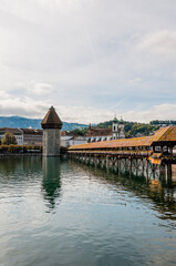 Fototapeta premium Luzern, Kapellbrücke, Wasserturm, Reuss, Holzbrücke, Altstadt, Stadt, Pilatus, Alpen, Jesuitenkirche, Sommer, Zentralschweiz, Touristen, Schweiz
