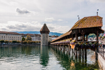 Fototapeta premium Luzern, Kapellbrücke, Wasserturm, Reuss, Holzbrücke, Altstadt, Stadt, Pilatus, Alpen, Jesuitenkirche, Sommer, Zentralschweiz, Touristen, Schweiz