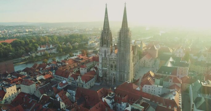 Drohnenflug &uuml;ber das historische Regensburg im goldenen Herbst