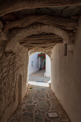 Tipico vicoletto del pittoresco villaggio di Chora, isola di Folegandros GR	