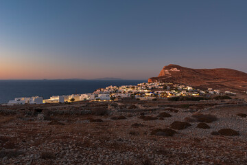 Vista panoramica del villaggio di Chora al crepuscolo, isola di Folegandros GR	