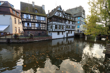 Elsässer Fachwerkidylle im Straßburger Mühlenviertel an der Ill (La Petite France)