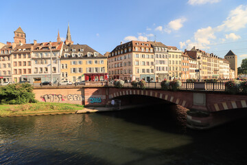 Fototapeta na wymiar Romantisches Straßburg; Blick vom Quai Saint-Jean and der Pont National zur Altstadtinsel