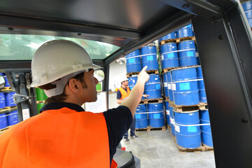 Fahrer Gabelstapler im Warenlager eines Industriebetriebes // Workers in logistics