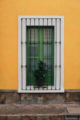 Ventana amarilla arquitectura clásica del centro histórico de Querétaro