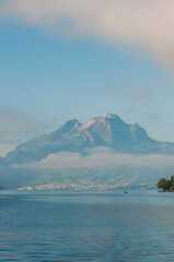 Weggis, Vierwaldstättersee, Pilatus, See, Seeufer, Schiffssteg, Seerundfahrt, Morgennebel, Rigi, Bergbahnen, Stansstad, Hergiswil, Luzern, Sommer, Schweiz