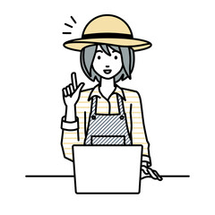 デスクで座ってPCを開いて何かひらめいた農家の女性