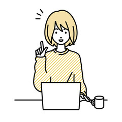 デスクで座ってPCを開いて何かひらめいたリモートワークの女性