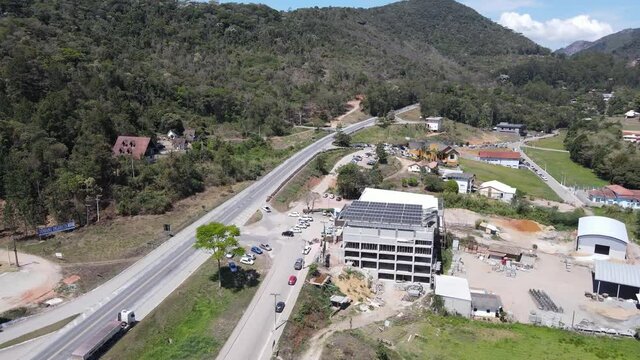 Vis&atilde;o a&eacute;rea da Pedra Azul, com vegeta&ccedil;&atilde;o, casas, vilarejo e igreja. Na regi&atilde;o de montanhas em Domingos Martins no Esp&iacute;rito Santo, Brasil.