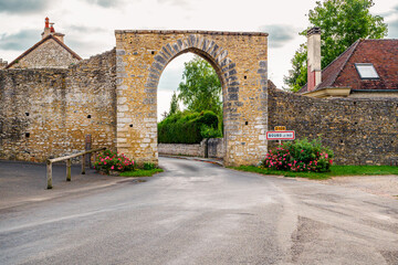 Fototapeta na wymiar Bourg-le-roi - Porte