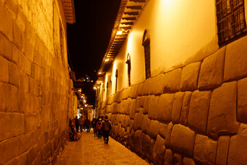 Miasto Cuzco, dawna stolica imperium Inków, w letnią noc. - obrazy, fototapety, plakaty