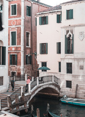Fototapeta na wymiar Ponte e Gondoliere Venezia