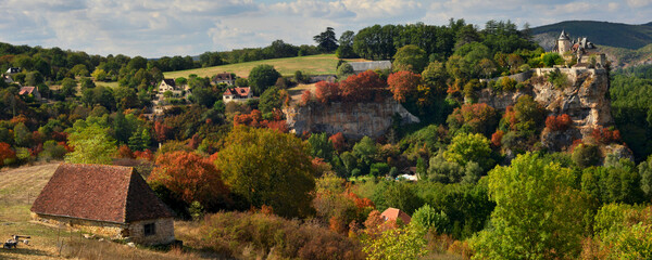 Panoramique paysage d'Automne à Lacave (46200), département du Lot en région Occitanie, France
