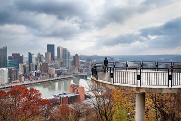 Tourist enjoys of view of Pittsburgh. Pennsylvania, USA - obrazy, fototapety, plakaty