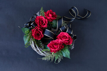 黒のリボンと真っ赤なバラのリース(黒背景）