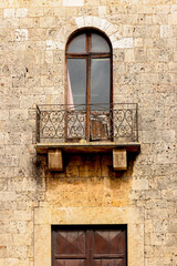 Antico balcone di antico palazzo di Massa Marittima, in provincia di Grosseto, Toscana, ItLI.