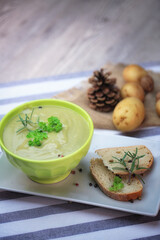 soupe de légumes vert, soupe de poireaux
