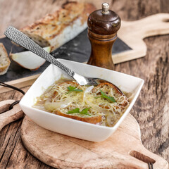 soupe à l'oignon traditionnelle avec pain et gruyère