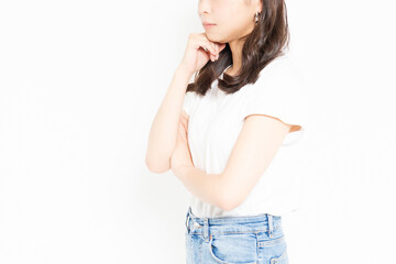 悩み事で困っている若い女性