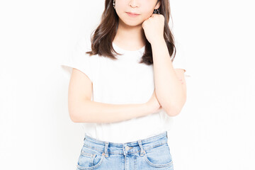 悩み事で困っている若い女性