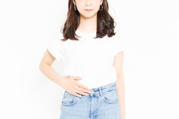 Obraz premium お腹に手を当てるTシャツを着た若い女性
