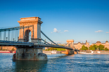Naklejka premium Panoramic view of the Chain Bridge over the Danube river in Budapest, Hungary