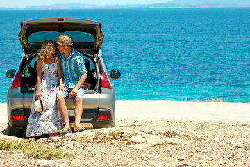 a couple in love came by car to the sea