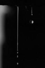 Gostas de chuva caindo pela calha