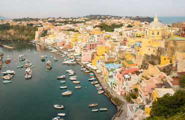 Fototapeta na wymiar Connu pour son port coloré où chaque maison est peinte dans une teinte pastel différente, Corricella est un port de Procida dans les îles Phlégréennes au large de Naples, dans le sud de l’Italie. 
