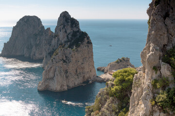 Naklejka premium paysage de côte rocheuse et de mer Méditerranée sur l'île de Capri en Italie