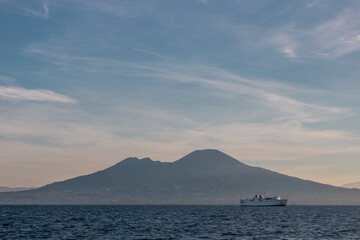 Fototapeta na wymiar paquebot sur la mer Méditerranée devant le volcan Vésuve en Italie