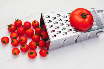 Tomaten mit gemüsehobel