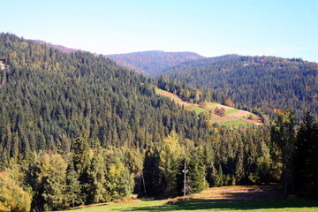 Górski krajobraz wczesną jesienią.