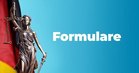 Formulare. Justitia Statue vor einer Deutschland Flagge. Text auf blauem Untergrund.