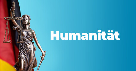 Humanität. Justitia Statue vor einer Deutschland Flagge. Text auf blauem Untergrund.