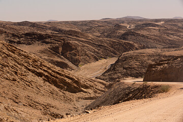 Paisaje de carretera con montañas de roca en Namibia.