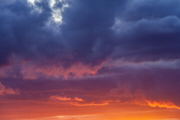 Allassac (Corrèze, France) - Ciel tourmenté au coucher du soleil
