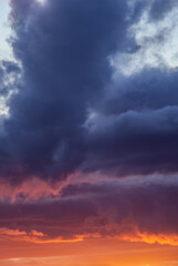 Allassac (Corrèze, France) - Ciel tourmenté au coucher du soleil
