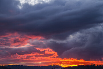 Fototapeta na wymiar Allassac (Corrèze, France) - Ciel tourmenté au coucher du soleil 