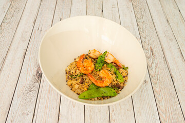 Bowl of Japanese teppanyaki fried rice with sesame seeds with green beans, fried shrimp and sauce