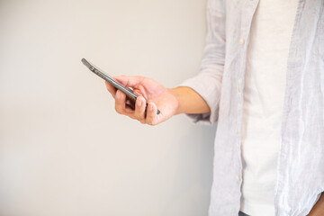 携帯電話を操作する男性
スマホをみる人